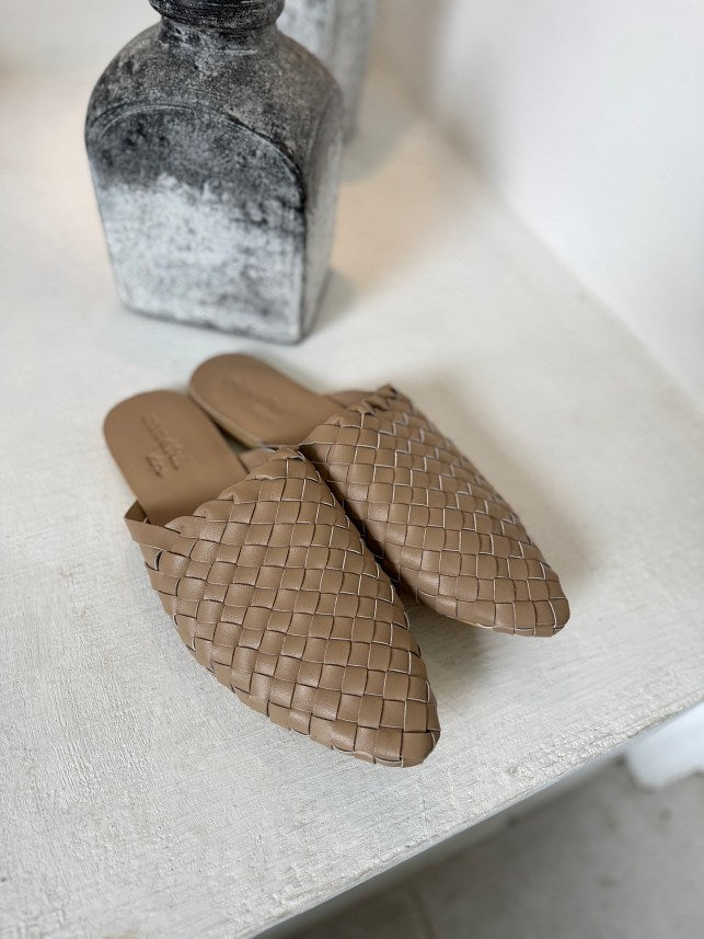 KIND: Vegan Leather Mules Beige