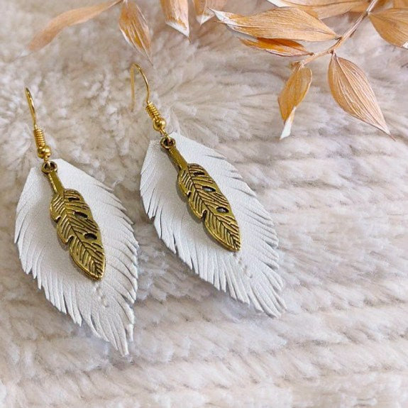 Embrace cruelty-free fashion without sacrificing style with these stunning handmade earrings that add a touch of boho to any outfit. Gold coloured Sterling silver hooks and vegan leather. Hypo-allergenic. Bohostyle feather leaf earrings Keys: Bohostyle Vegan Feather Leather Leaf Boho Handmade Accessories and Jewellery.