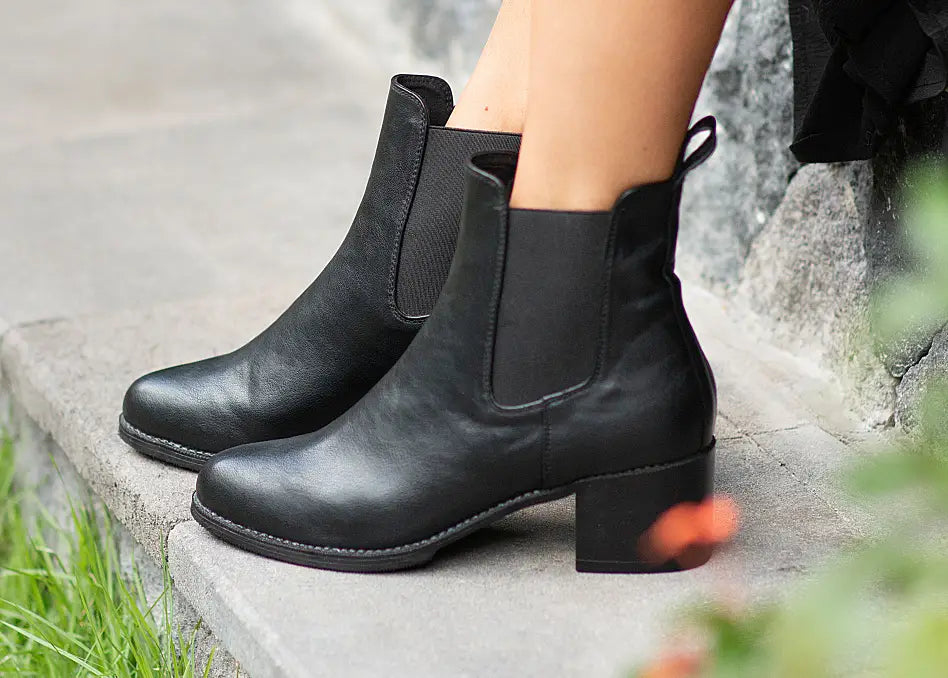 CHRISSIE: Vegan Boots (fits size 35.5)