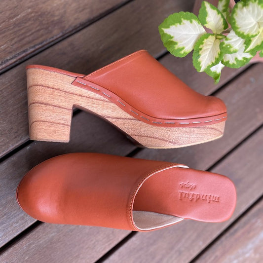 KAT: Vegan Leather Clogs Hazelnut Tan